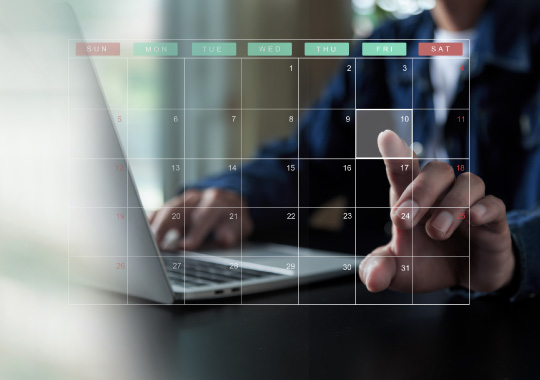 和モダンな店内でタブレットの予約管理画面を確認するスタッフ