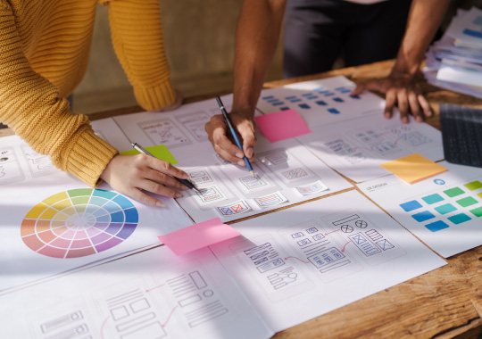 温かいお茶とロゴのラフスケッチが置かれた打ち合わせ風景