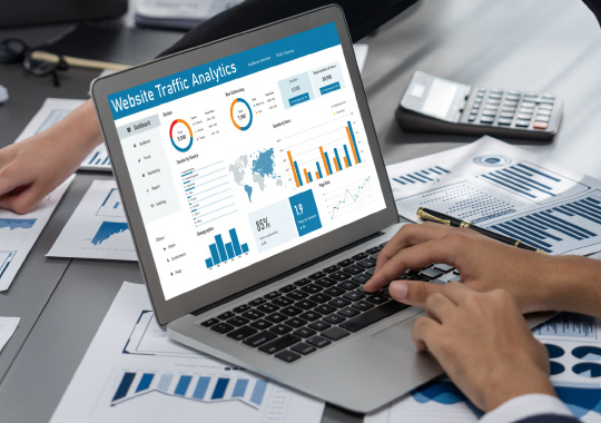 地図アプリ上に和食・カフェのピンが立ち、来店客の導線を表現した画像